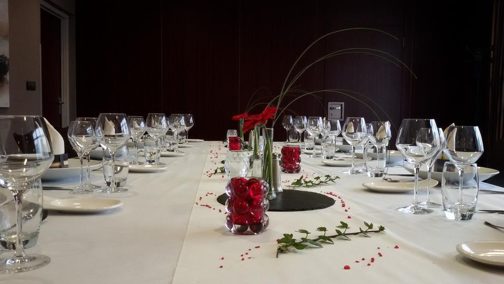 Hotel De Loire Et Restaurant Les Bateliers Trélazé Kültér fotó