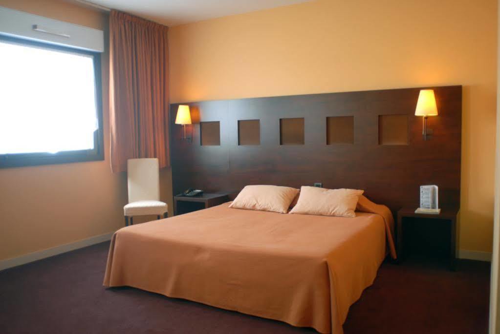 Hotel De Loire Et Restaurant Les Bateliers Trélazé Kültér fotó